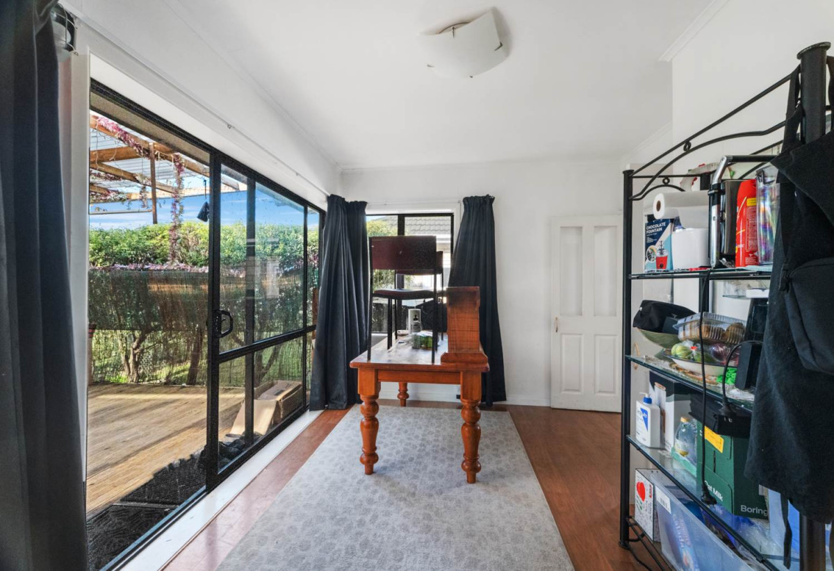 Must sell, Vendor cashing out, 3 beds 1 bath house on 650m2 section, with RC,BC, EPA approved, Stroll to Panmure Shopping Centre, the wharf, scenic reserves, Tamaki River walks, the lagoon, swimming pool, gym complex, 39 Te Koa Road, Panmure, Auckland