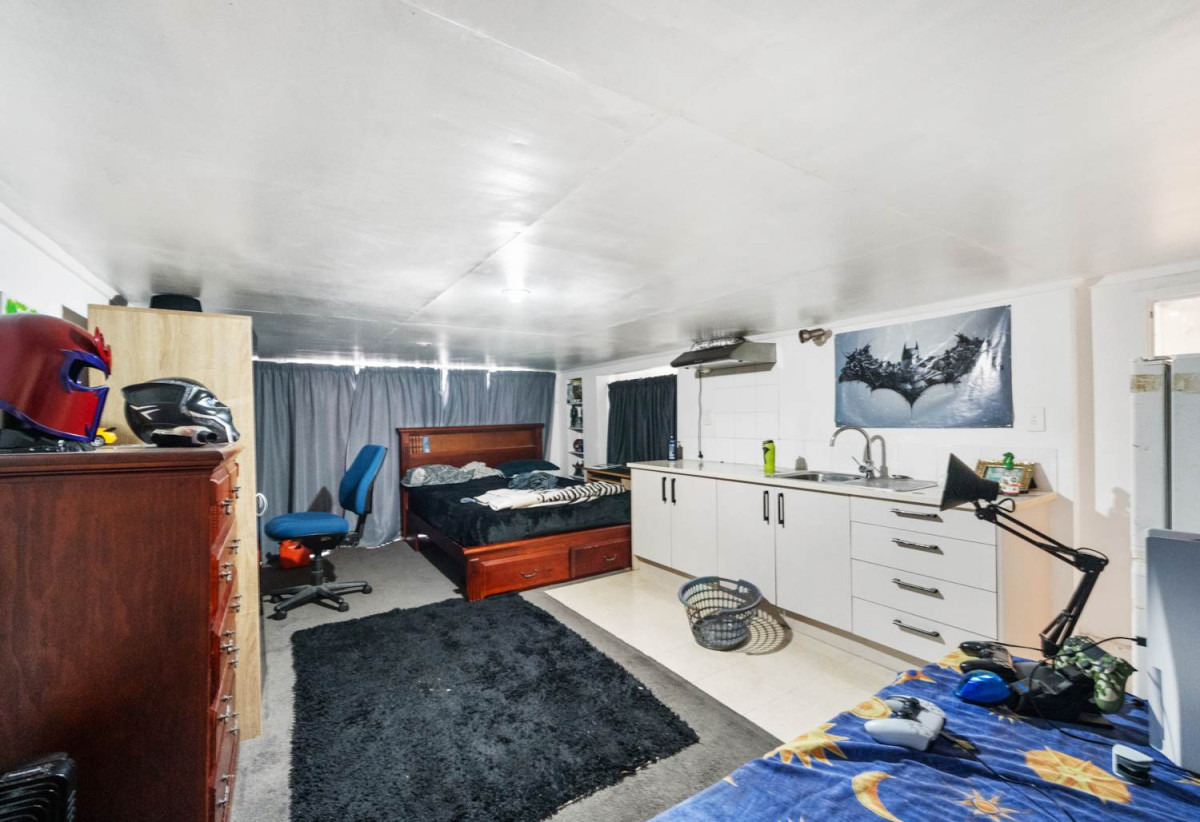 Must sell, Vendor cashing out, 3 beds 1 bath house on 650m2 section, with RC,BC, EPA approved, Stroll to Panmure Shopping Centre, the wharf, scenic reserves, Tamaki River walks, the lagoon, swimming pool, gym complex, 39 Te Koa Road, Panmure, Auckland