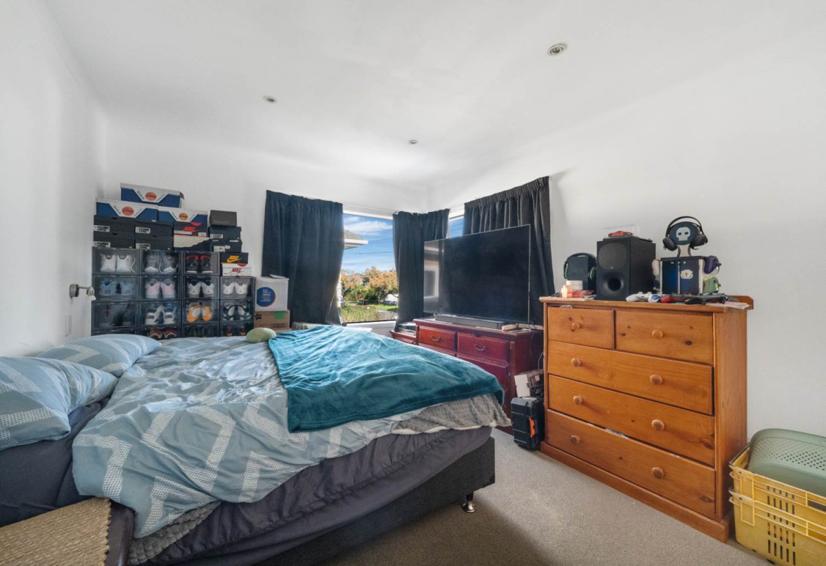 Must sell, Vendor cashing out, 3 beds 1 bath house on 650m2 section, with RC,BC, EPA approved, Stroll to Panmure Shopping Centre, the wharf, scenic reserves, Tamaki River walks, the lagoon, swimming pool, gym complex, 39 Te Koa Road, Panmure, Auckland