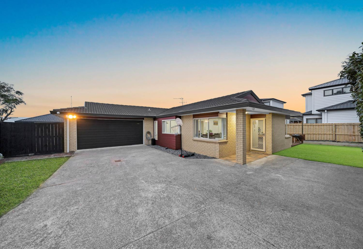 Brick and tile 3 beds 2 baths house with double garage on 520m2 section, close to schools, shopping centre, easy motorway access, 0.5 km to Cosgrove School, 1.1 km to Papakura High School, 124A Old Wairoa Road, Papakura, Auckland