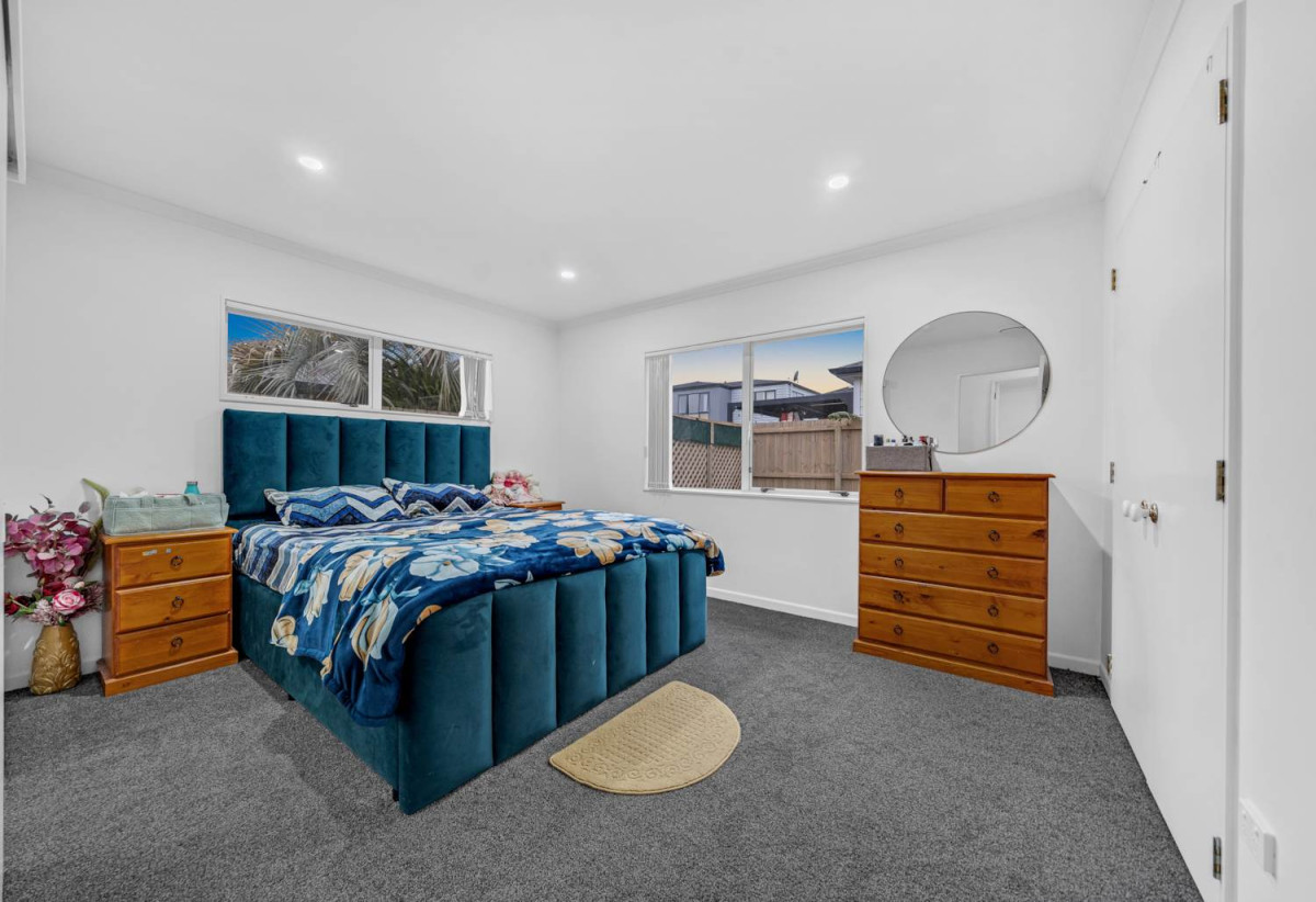 Brick and tile 3 beds 2 baths house with double garage on 520m2 section, close to schools, shopping centre, easy motorway access, 0.5 km to Cosgrove School, 1.1 km to Papakura High School, 124A Old Wairoa Road, Papakura, Auckland