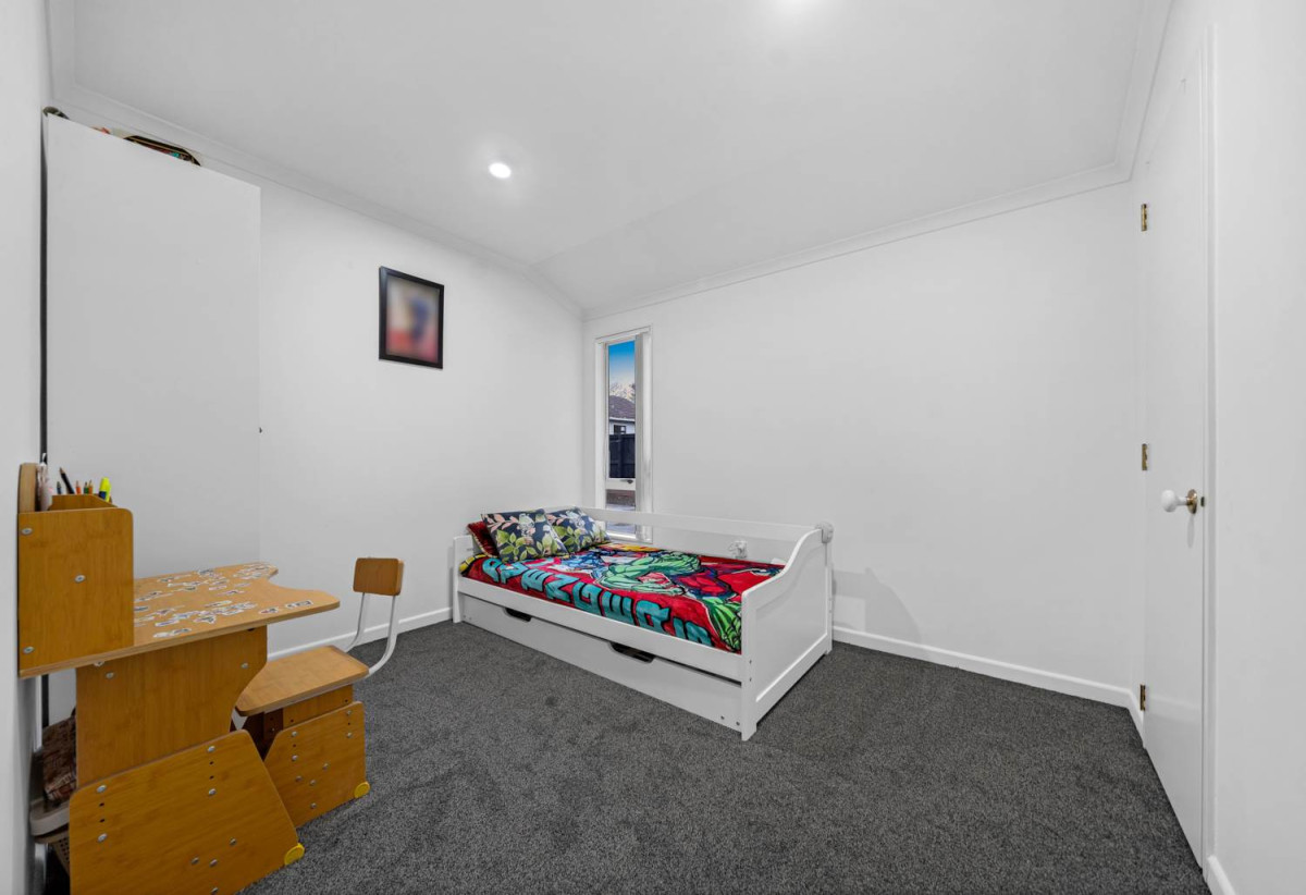 Brick and tile 3 beds 2 baths house with double garage on 520m2 section, close to schools, shopping centre, easy motorway access, 0.5 km to Cosgrove School, 1.1 km to Papakura High School, 124A Old Wairoa Road, Papakura, Auckland