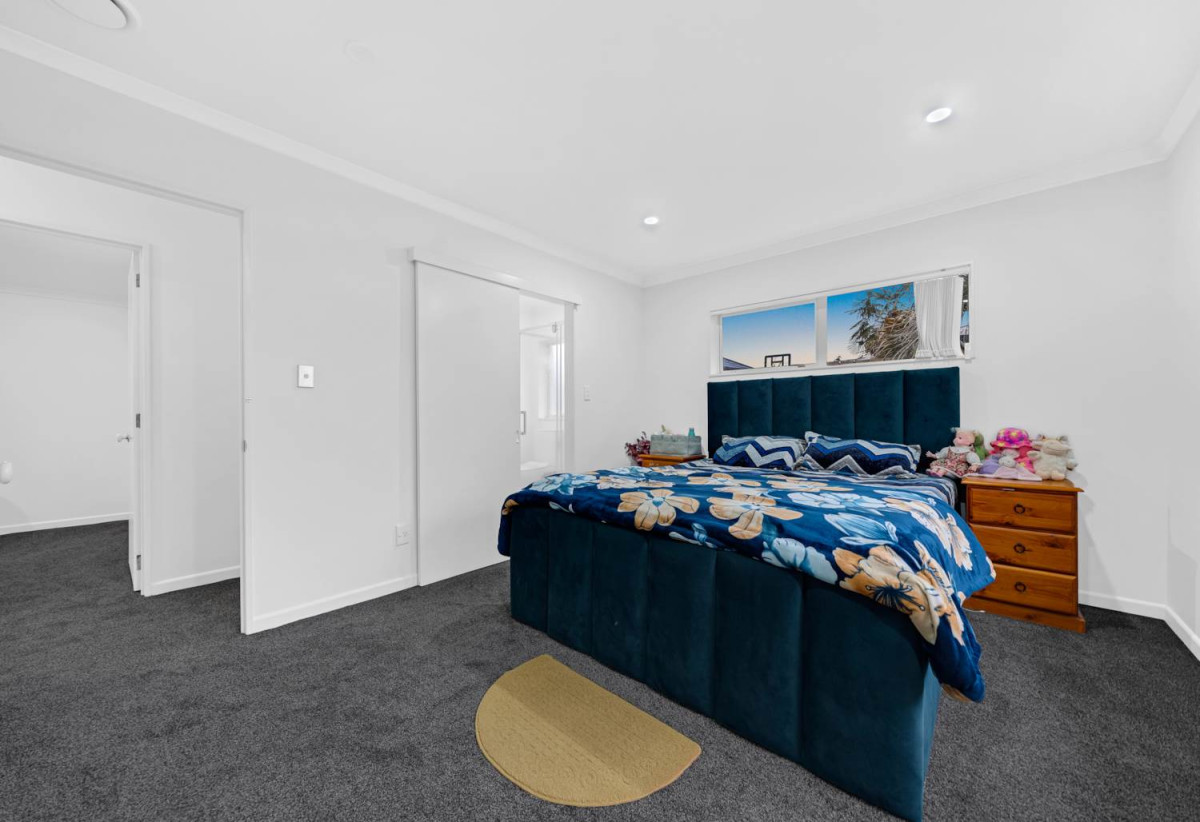 Brick and tile 3 beds 2 baths house with double garage on 520m2 section, close to schools, shopping centre, easy motorway access, 0.5 km to Cosgrove School, 1.1 km to Papakura High School, 124A Old Wairoa Road, Papakura, Auckland