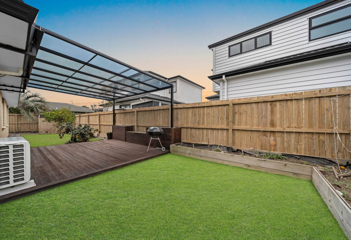 Brick and tile 3 beds 2 baths house with double garage on 520m2 section, close to schools, shopping centre, easy motorway access, 0.5 km to Cosgrove School, 1.1 km to Papakura High School, 124A Old Wairoa Road, Papakura, Auckland