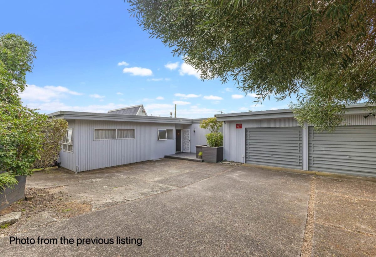 Mt Roskill Grammar zone, 868m2 section, 4 beds 2 baths house with double garage, close to schools, shops, supermarkets, parks, motorway access, 0.7 km to Hillsborough School, 0.8 km to Mt Roskill Grammar, 1.2 km to Mt Roskill Intermediate, 47 Littlejohn Street, Hillsborough, Auckland