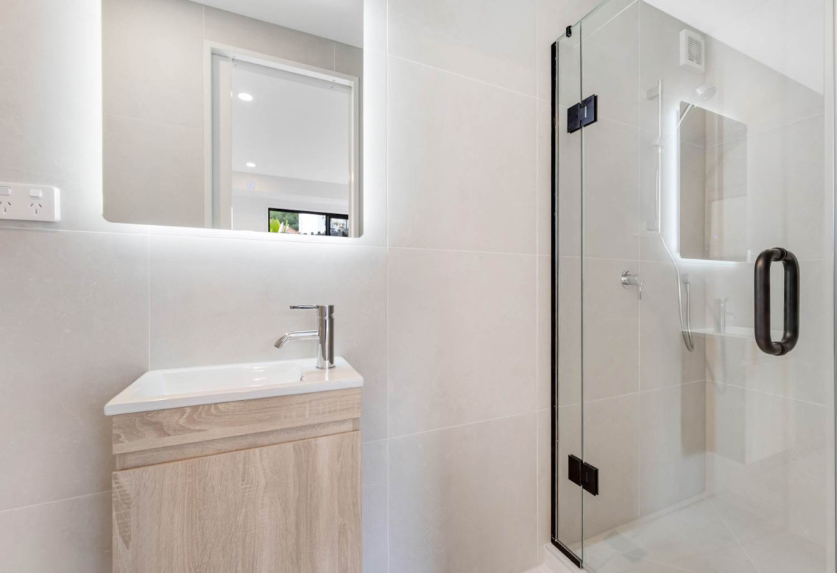 12-month maintenance warranty and a 10-year Master Build Guarantee, Brandnew standalone 5 beds (2 ensuites) 3.5 baths home with double garage on 266m2 section, close to shops, supermarkets, schools, parks, motorway access, 0.5 km to Oranga School and One Tree Hill College, 1.8 km to Remuera Intermediate, 2A Wahanui Road, Greenlane, Auckland