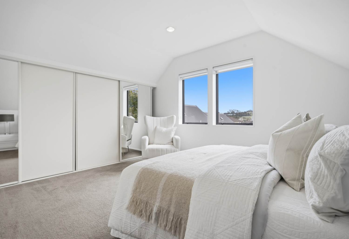 Brick 3 beds 1 bath house with garage, minutes schools, Albany Mall, motorway access, 0.4 km to Oteha Valley School, 0.5 km to Northcross Intermediate, 5/37 Fields Parade, Oteha, Auckland