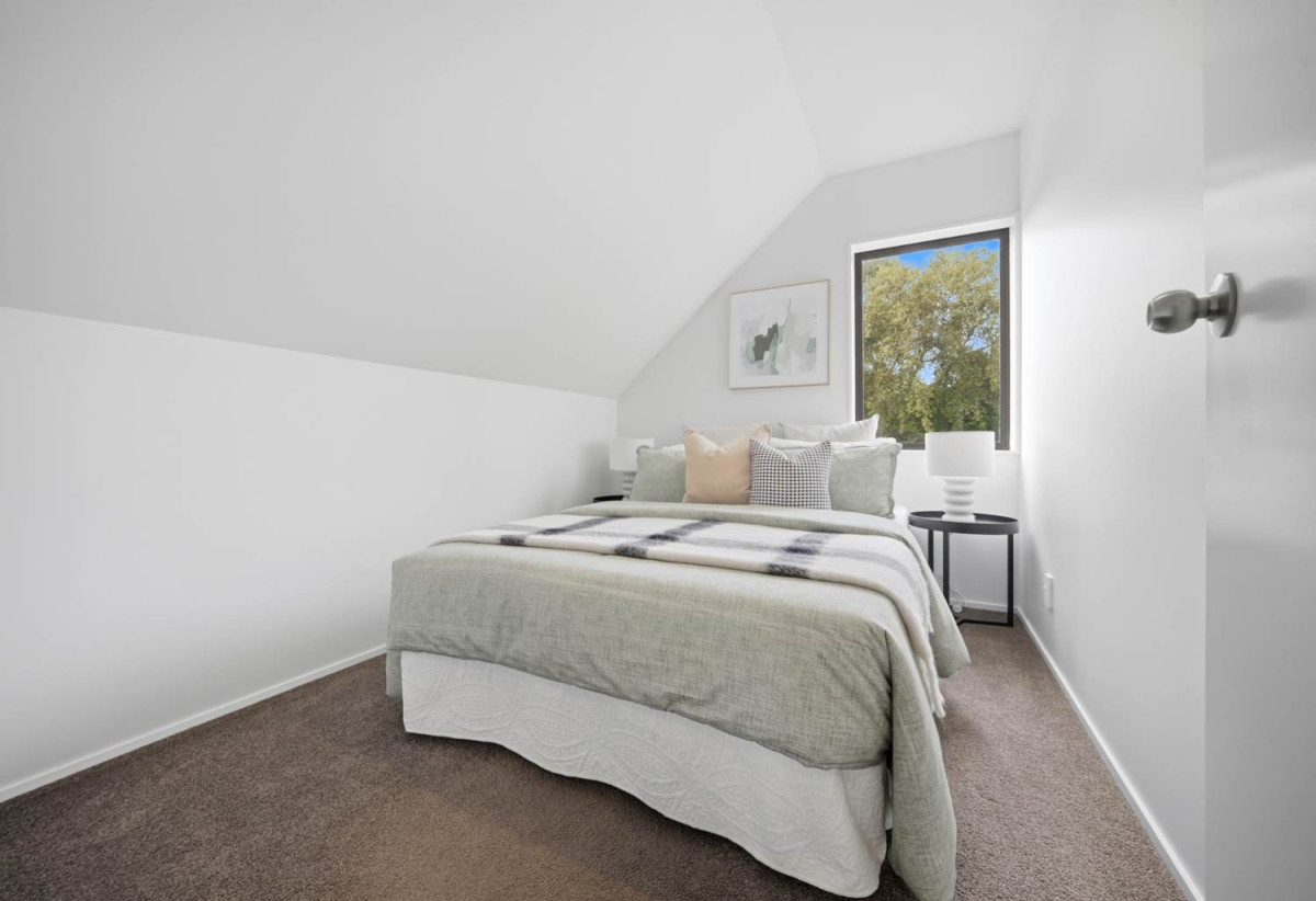Brick 3 beds 1 bath house with garage, minutes schools, Albany Mall, motorway access, 0.4 km to Oteha Valley School, 0.5 km to Northcross Intermediate, 5/37 Fields Parade, Oteha, Auckland