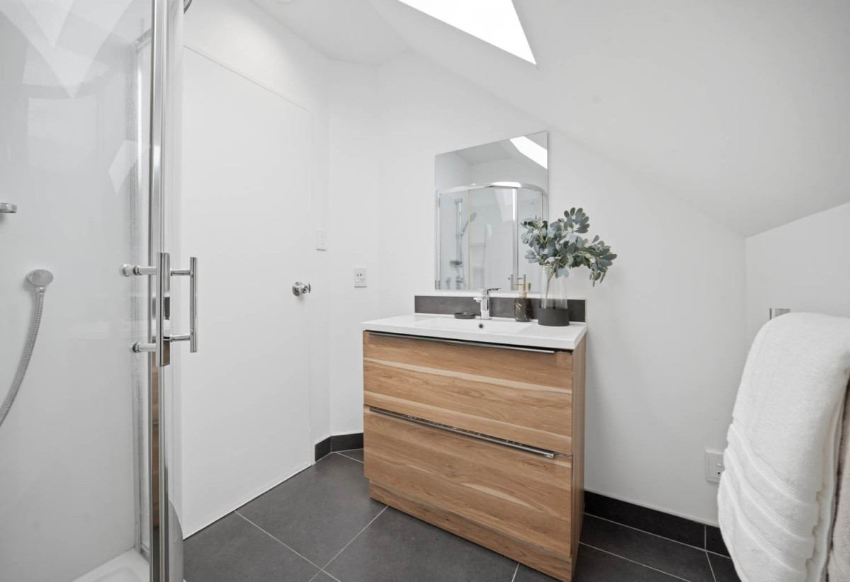 Brick 3 beds 1 bath house with garage, minutes schools, Albany Mall, motorway access, 0.4 km to Oteha Valley School, 0.5 km to Northcross Intermediate, 5/37 Fields Parade, Oteha, Auckland