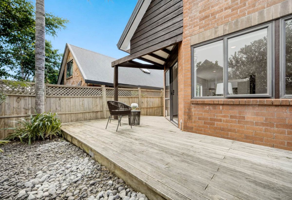 Brick 3 beds 1 bath house with garage, minutes schools, Albany Mall, motorway access, 0.4 km to Oteha Valley School, 0.5 km to Northcross Intermediate, 5/37 Fields Parade, Oteha, Auckland