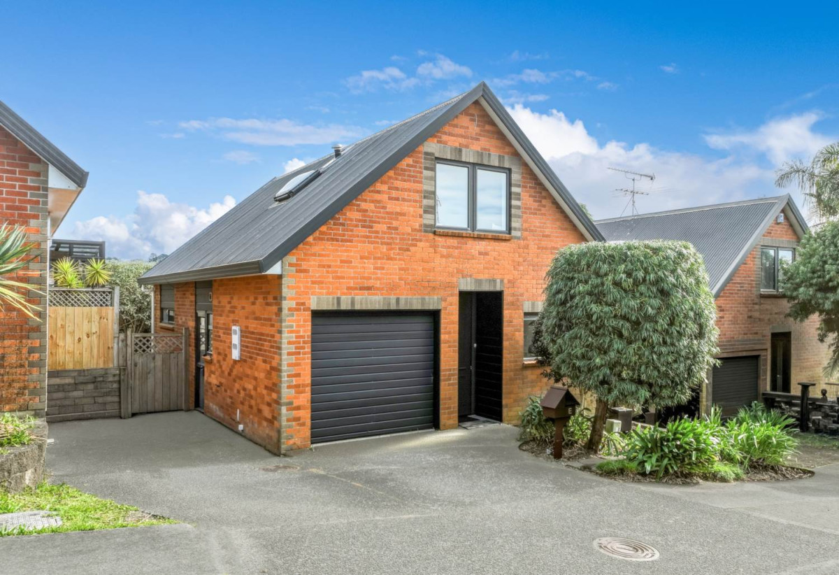 Brick 3 beds 1 bath house with garage, minutes schools, Albany Mall, motorway access, 0.4 km to Oteha Valley School, 0.5 km to Northcross Intermediate, 5/37 Fields Parade, Oteha, Auckland