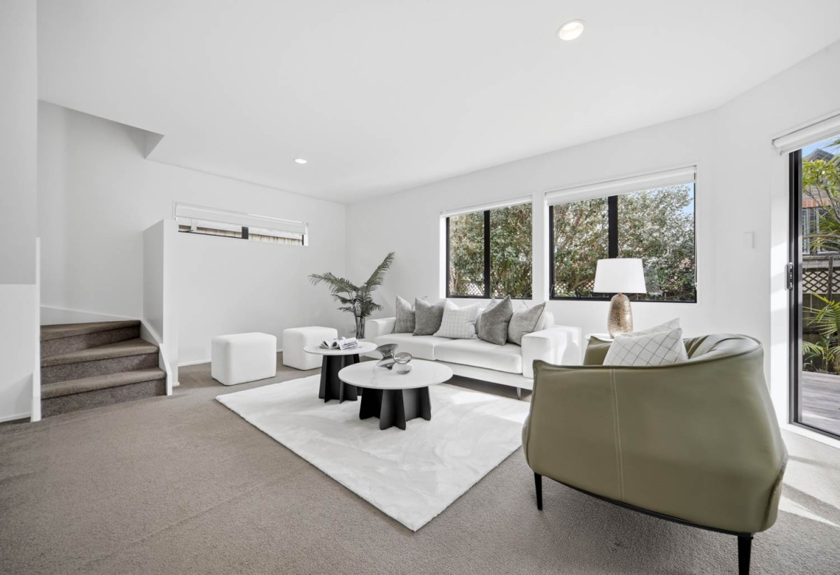 Brick 3 beds 1 bath house with garage, minutes schools, Albany Mall, motorway access, 0.4 km to Oteha Valley School, 0.5 km to Northcross Intermediate, 5/37 Fields Parade, Oteha, Auckland