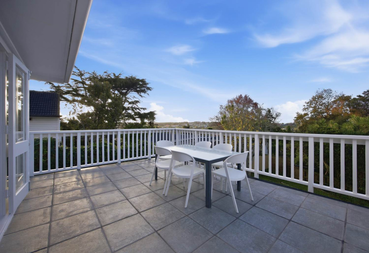 836m2 section, 4 beds 2 baths house, the downstairs level could become a secluded master haven or additional living space, with a single garage and dual driveways providing generous off- street parking, including space for the boat or trailer, 0.9 km to Selwyn College, 60 Ripon Crescent, Meadowbank, Auckland