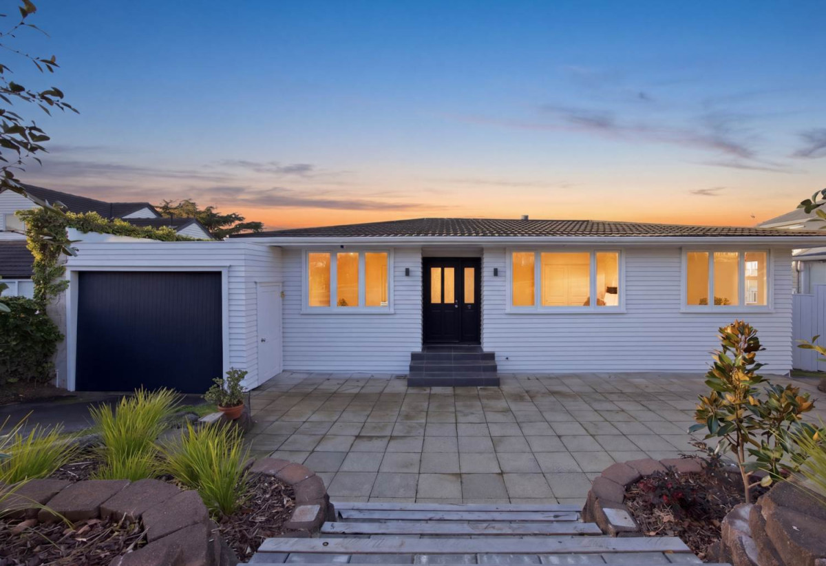 836m2 section, 4 beds 2 baths house, the downstairs level could become a secluded master haven or additional living space, with a single garage and dual driveways providing generous off- street parking, including space for the boat or trailer, 0.9 km to Selwyn College, 60 Ripon Crescent, Meadowbank, Auckland