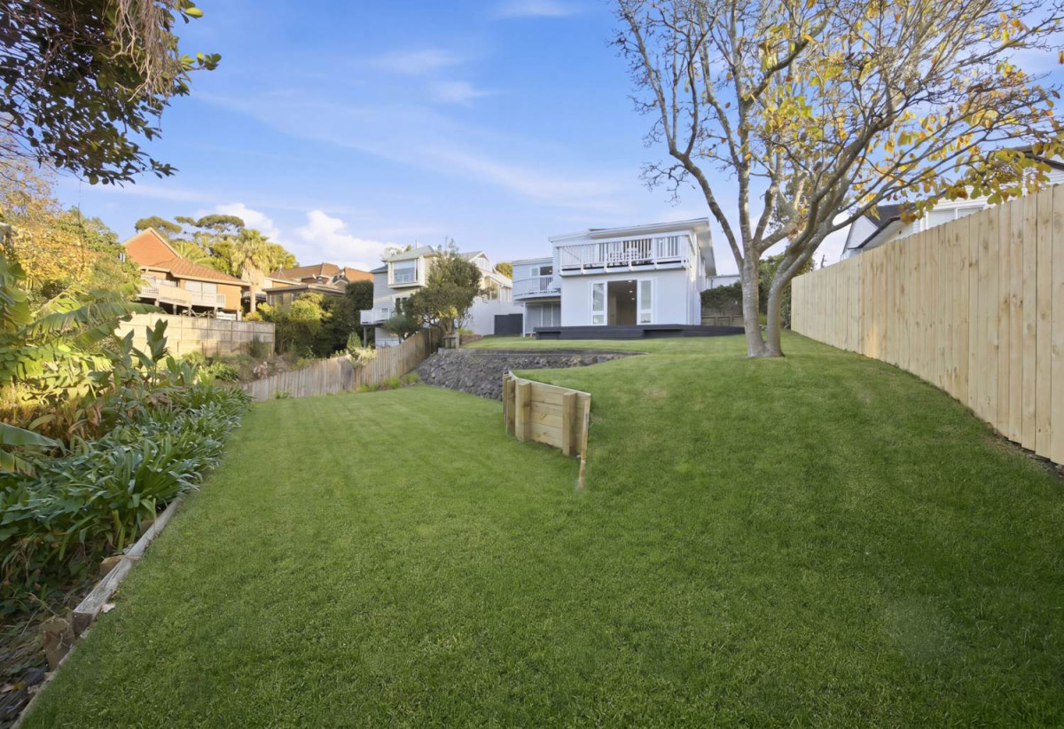 836m2 section, 4 beds 2 baths house, the downstairs level could become a secluded master haven or additional living space, with a single garage and dual driveways providing generous off- street parking, including space for the boat or trailer, 0.9 km to Selwyn College, 60 Ripon Crescent, Meadowbank, Auckland