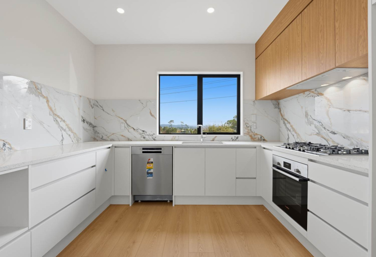 176m2 Brandnew standalone 6 beds (1 ensuite) 4 baths house with garage, 2 beds 1 bath ground floor, close to schools, shops, supermarkets, reserves, golf club, 0.6 km to Lynfield College, 75 Mcfadzean Drive, Blockhouse Bay, Auckland