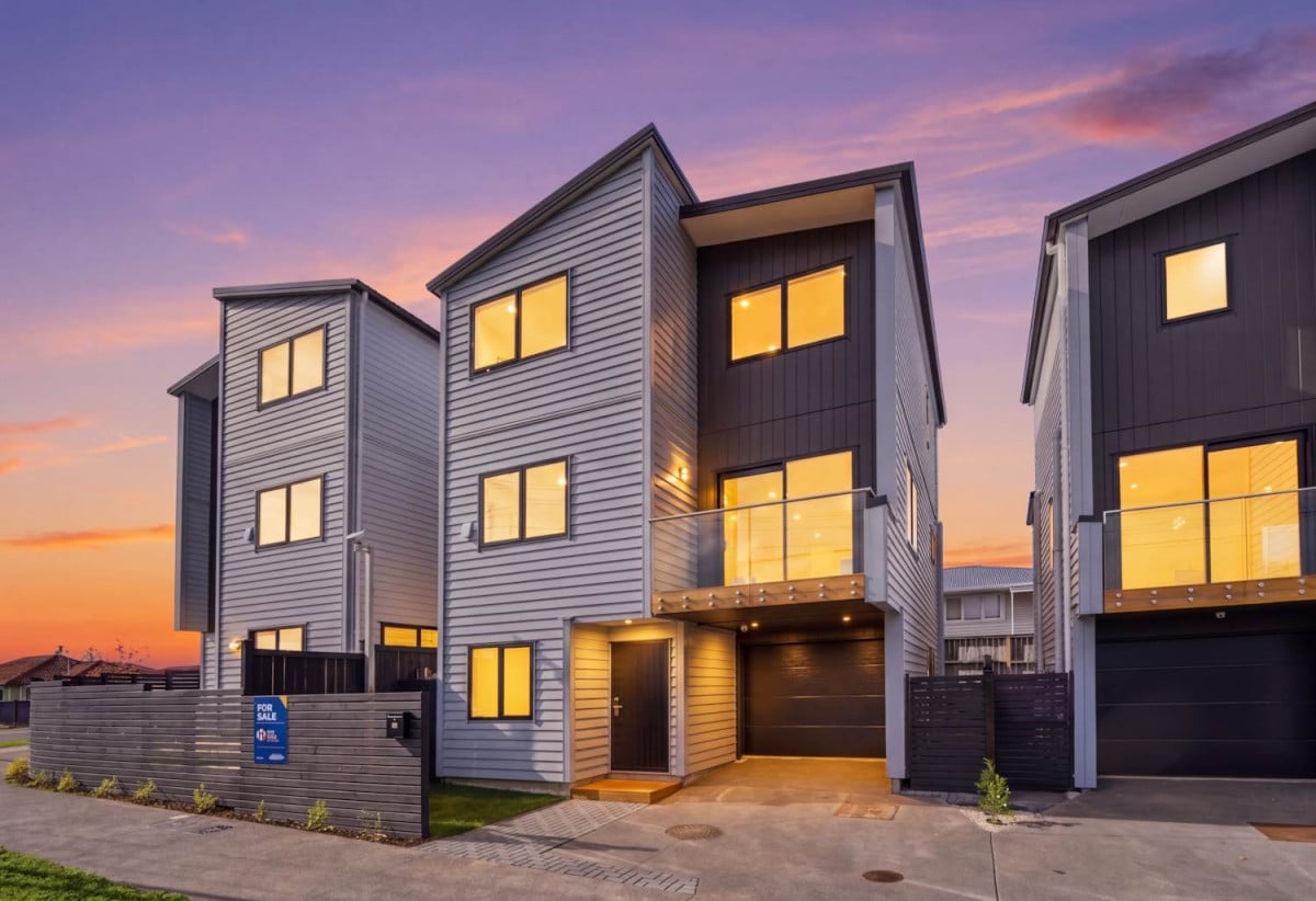 176m2 Brandnew standalone 6 beds (1 ensuite) 4 baths house with garage, 2 beds 1 bath ground floor, close to schools, shops, supermarkets, reserves, golf club, 0.6 km to Lynfield College, 75 Mcfadzean Drive, Blockhouse Bay, Auckland