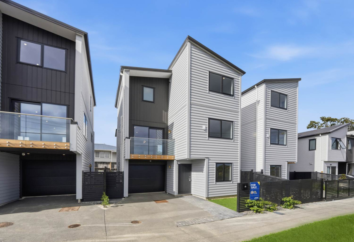Brandnew standalone 5 beds (1 ensuite) 3 baths house with garage, 2 beds 1 bath ground floor, close to schools, shops, supermarkets, reserves, golf club, 0.6 km to Lynfield College, 73 Mcfadzean Drive, Blockhouse Bay, Auckland