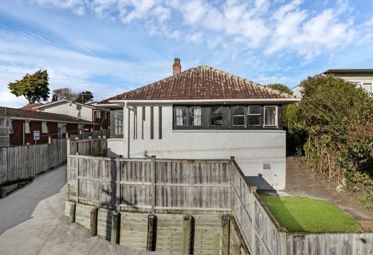 Must sell, Brick and tile 4 beds 1 bath house on 284m2 section, positioned on the boundary of Avondale and New Windsor, 0.5 km to Avondale Primary School (Auckland), 204 Blockhouse Bay Road, Avondale, Auckland