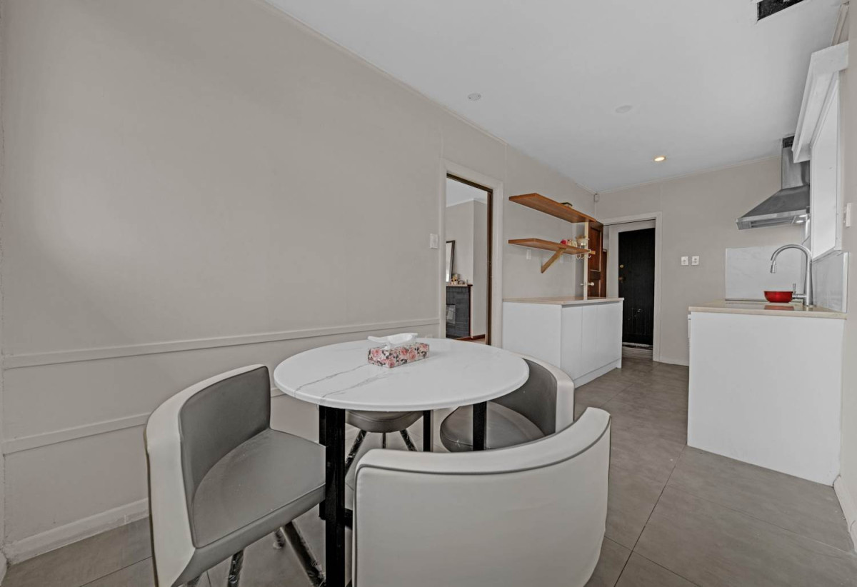 Must sell, Brick and tile 4 beds 1 bath house on 284m2 section, positioned on the boundary of Avondale and New Windsor, 0.5 km to Avondale Primary School (Auckland), 204 Blockhouse Bay Road, Avondale, Auckland