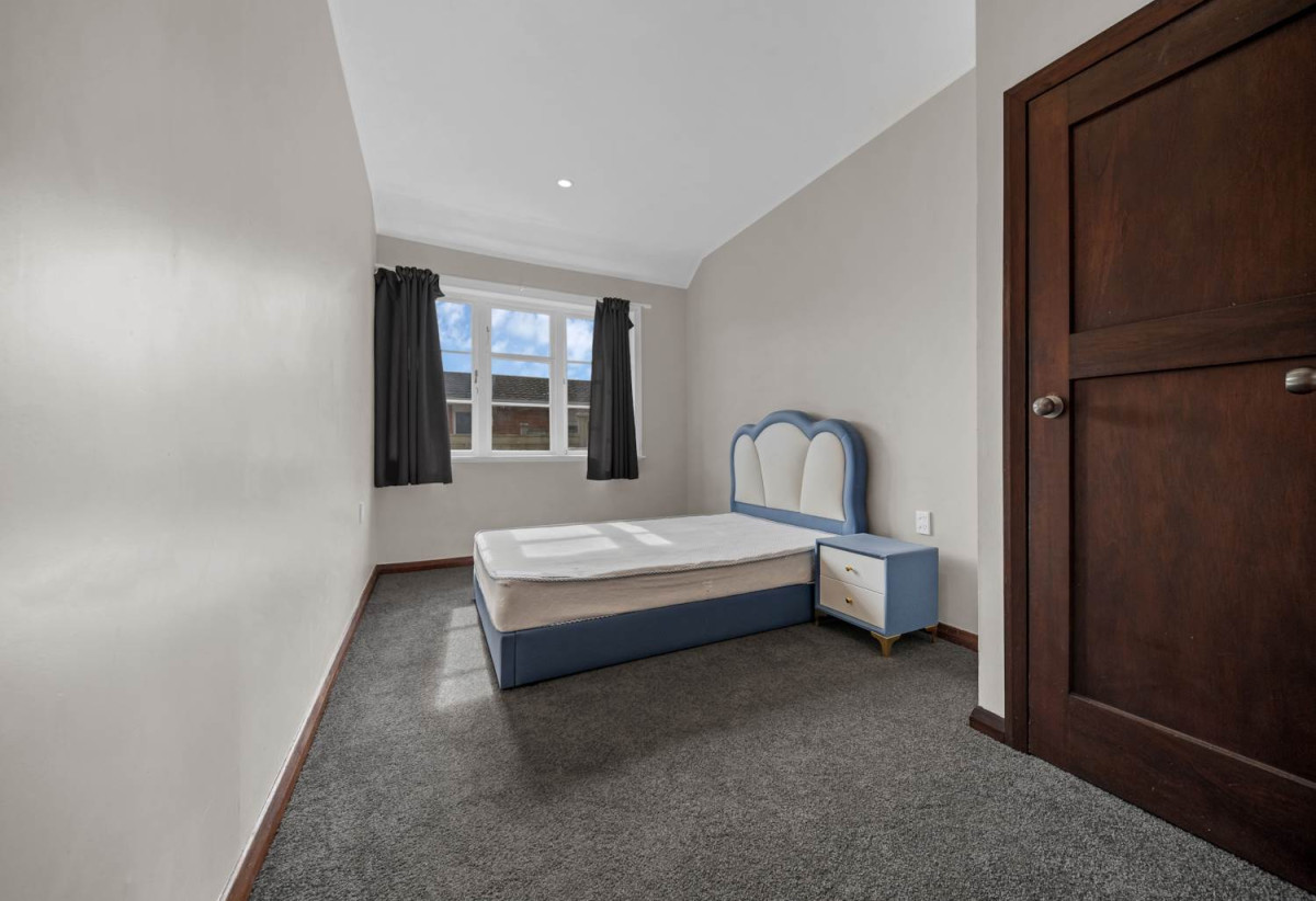 Must sell, Brick and tile 4 beds 1 bath house on 284m2 section, positioned on the boundary of Avondale and New Windsor, 0.5 km to Avondale Primary School (Auckland), 204 Blockhouse Bay Road, Avondale, Auckland