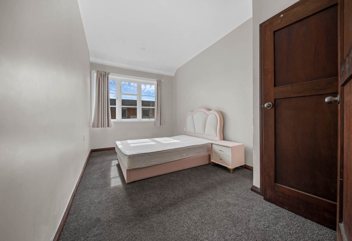 Must sell, Brick and tile 4 beds 1 bath house on 284m2 section, positioned on the boundary of Avondale and New Windsor, 0.5 km to Avondale Primary School (Auckland), 204 Blockhouse Bay Road, Avondale, Auckland