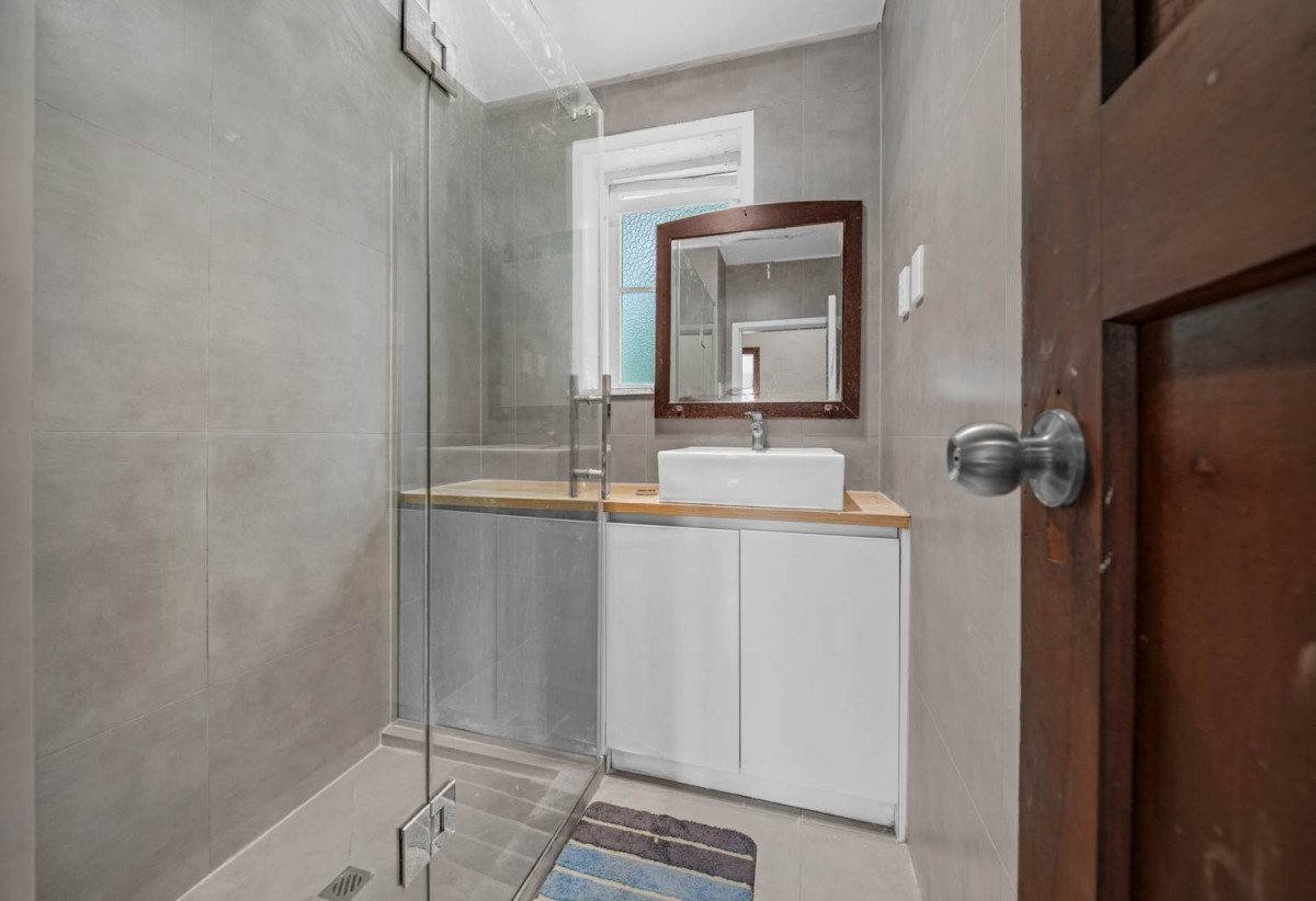 Must sell, Brick and tile 4 beds 1 bath house on 284m2 section, positioned on the boundary of Avondale and New Windsor, 0.5 km to Avondale Primary School (Auckland), 204 Blockhouse Bay Road, Avondale, Auckland