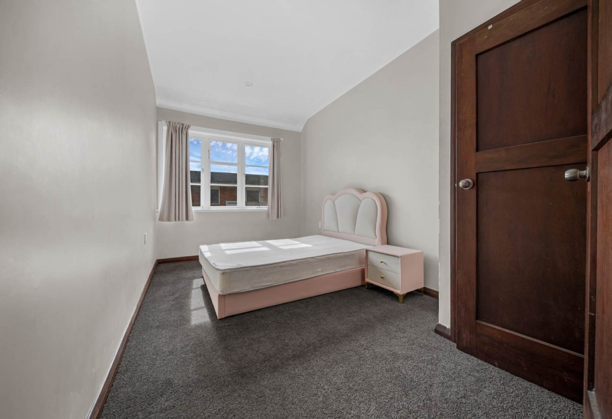 Must sell, Brick and tile 4 beds 1 bath house on 284m2 section, positioned on the boundary of Avondale and New Windsor, 0.5 km to Avondale Primary School (Auckland), 204 Blockhouse Bay Road, Avondale, Auckland