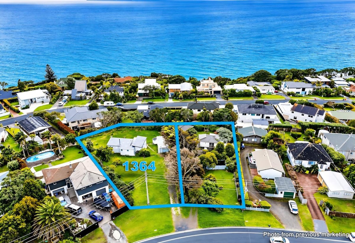 1563m2 section, 2 beds 1 bath house, walking distance. to beach, Shakespear Regional Park , Golf club, close to Gulf Harbour Marina, shops, 0.9 km to Gulf Harbour School, 1364 Whangaparoa Road, Army Bay, Auckland
