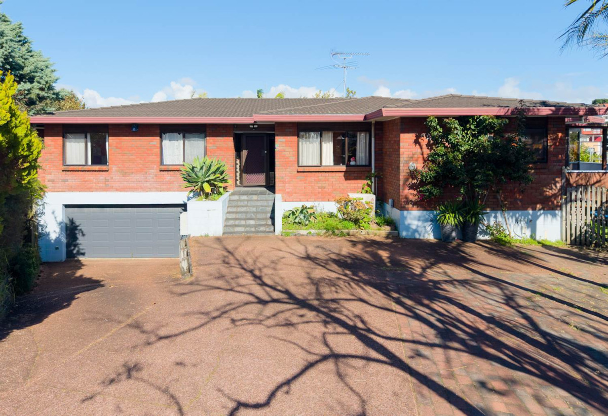 Macleans College zone, Brick and tile 5 beds 3 baths house with double garage on 668m2 section, Close to Half Moon Bay Marina, ferry, beaches, cafés & amenities, 0.3 km to Pigeon Mountain School, 0.5 km to Bucklands Beach Intermediate, 0.8 km to Macleans College, 52 Cornelian Crescent, Half Moon Bay, Auckland