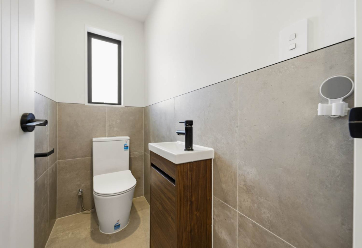 Must sell, 4 beds 2.5 baths home with garage, close to local shops, cafés, parks, motorway access, and the popular Hobsonville Point precinct. 0.4 km to Hobsonville Point Primary School, 0.8 km to Hobsonville Point Secondary School, 14 Possum Lane, Hobsonville, Auckland
