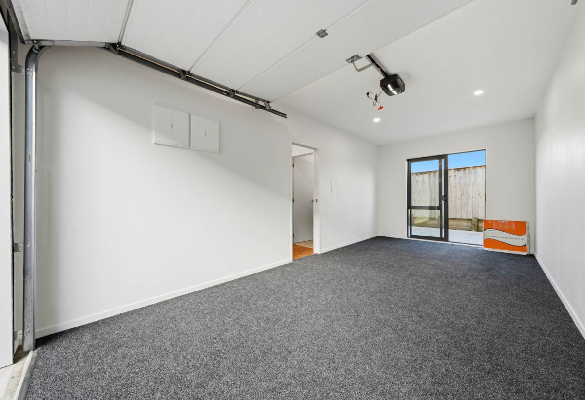 Must sell, 4 beds 2.5 baths home with garage, close to local shops, cafés, parks, motorway access, and the popular Hobsonville Point precinct. 0.4 km to Hobsonville Point Primary School, 0.8 km to Hobsonville Point Secondary School, 14 Possum Lane, Hobsonville, Auckland
