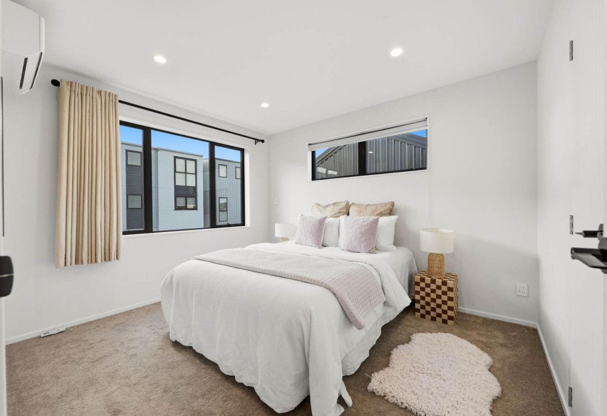 Must sell, 4 beds 2.5 baths home with garage, close to local shops, cafés, parks, motorway access, and the popular Hobsonville Point precinct. 0.4 km to Hobsonville Point Primary School, 0.8 km to Hobsonville Point Secondary School, 14 Possum Lane, Hobsonville, Auckland