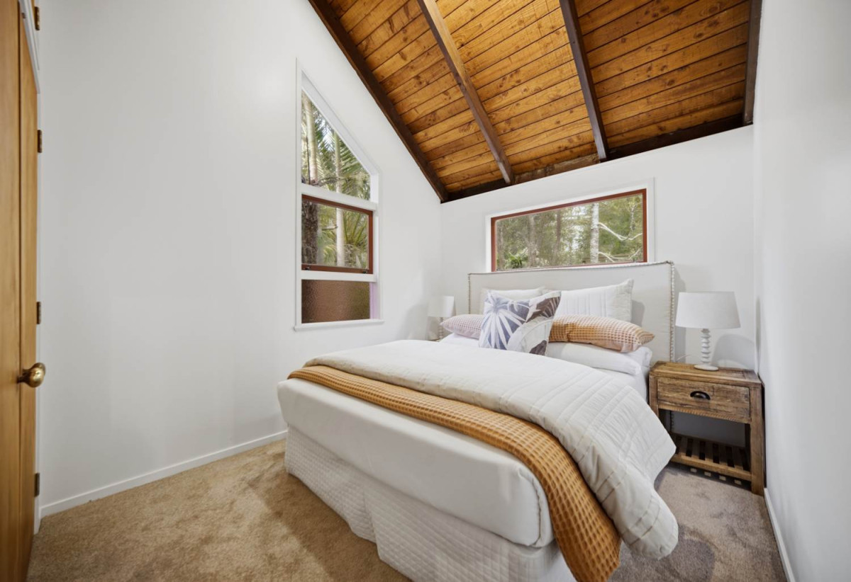 Once in 43 years, 865m2 section on Rangitoto College zone, 4 beds (1ensuite) 2.5 baths house with garage, 0.7 km to Mairangi Bay School, 1.3 km to Campbells Bay School, 1.8 km to Rangitoto College, 19 Beacon Avenue, Campbells Bay, Auckland