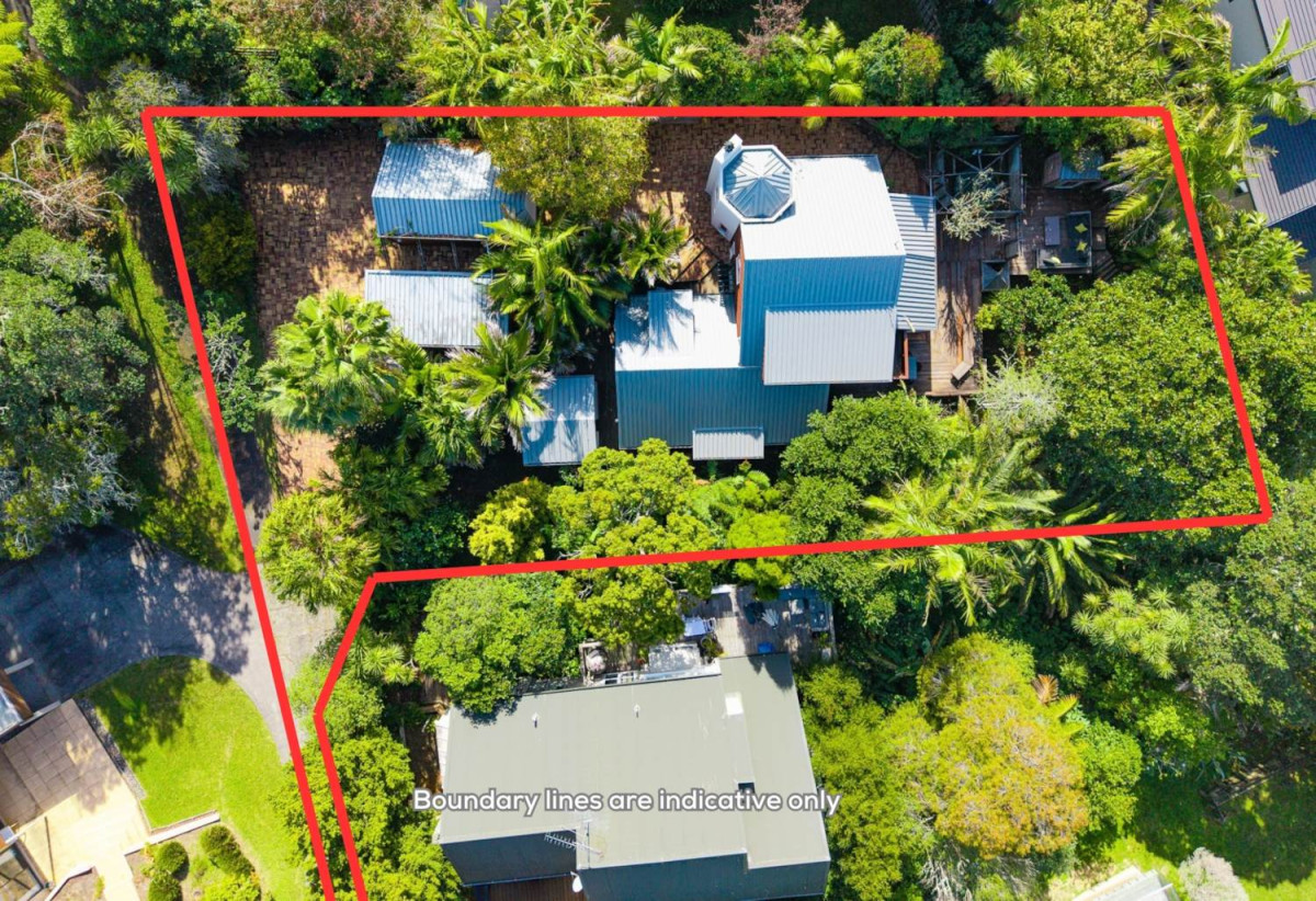 Once in 43 years, 865m2 section on Rangitoto College zone, 4 beds (1ensuite) 2.5 baths house with garage, 0.7 km to Mairangi Bay School, 1.3 km to Campbells Bay School, 1.8 km to Rangitoto College, 19 Beacon Avenue, Campbells Bay, Auckland