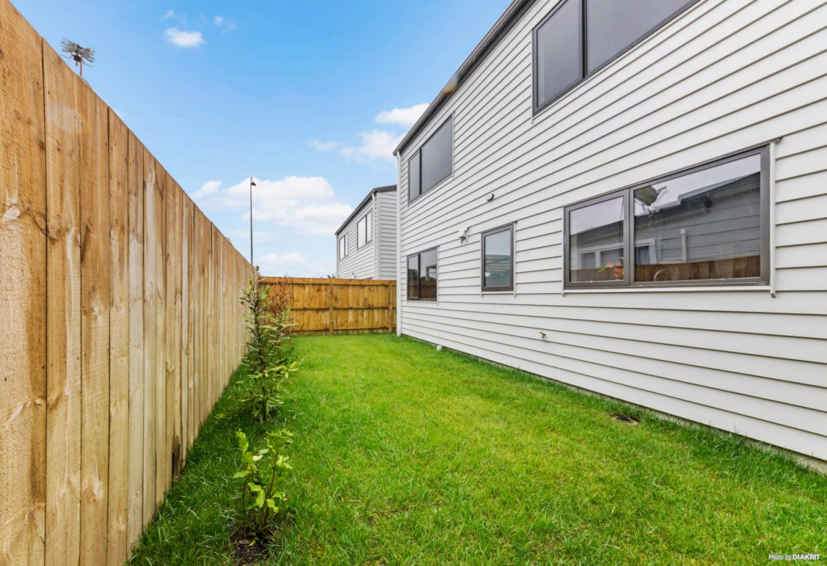 Standalone 4 beds 3 baths home, 1 Study downstairs with bathroom and internal access garage, with walking distance to schools, bus stops, parks and reserves, and in zone for ADHB. 4/50 Tiverton Road, Avondale, Auckland