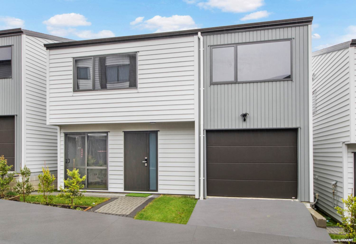 Standalone 4 beds 3 baths home, 1 Study downstairs with bathroom and internal access garage, with walking distance to schools, bus stops, parks and reserves, and in zone for ADHB. 4/50 Tiverton Road, Avondale, Auckland