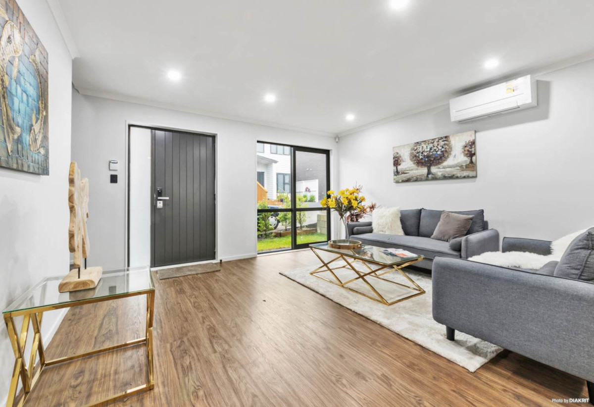 Standalone 4 beds 3 baths home, 1 Study downstairs with bathroom and internal access garage, with walking distance to schools, bus stops, parks and reserves, and in zone for ADHB. 4/50 Tiverton Road, Avondale, Auckland