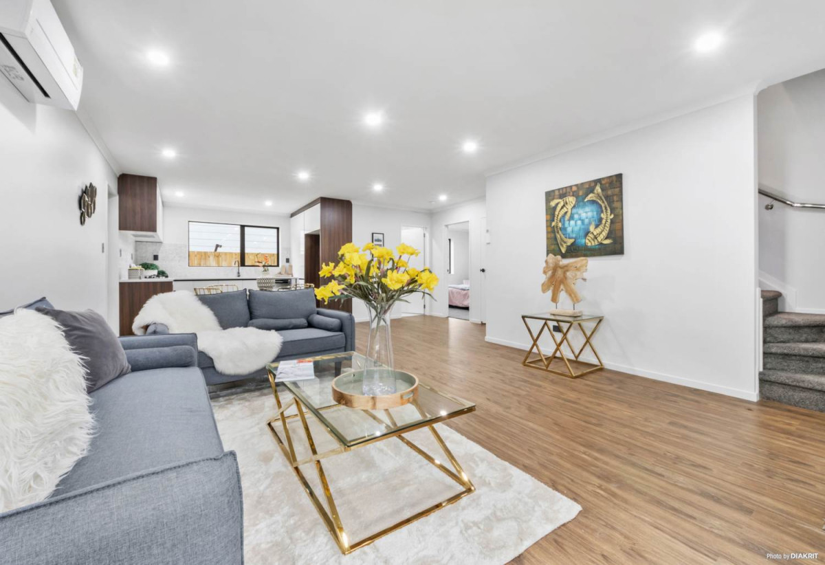 Standalone 4 beds 3 baths home, 1 Study downstairs with bathroom and internal access garage, with walking distance to schools, bus stops, parks and reserves, and in zone for ADHB. 4/50 Tiverton Road, Avondale, Auckland
