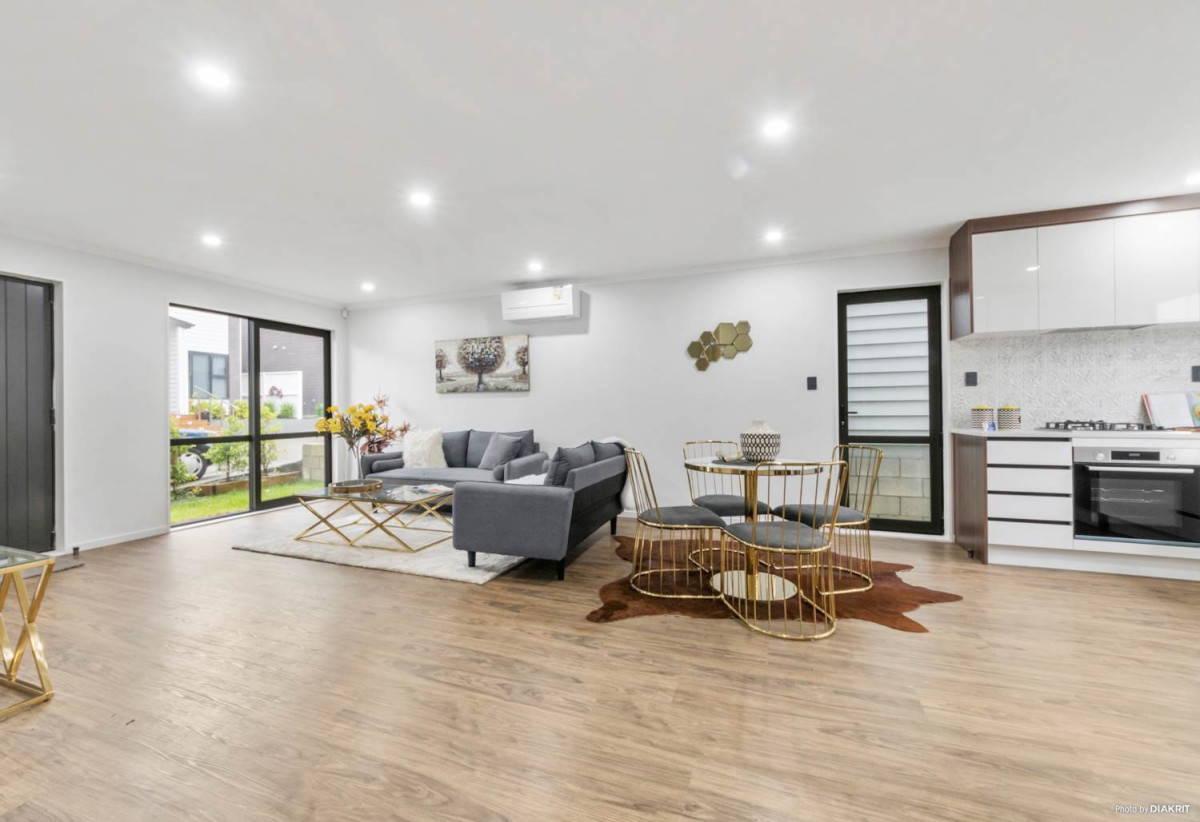 Standalone 4 beds 3 baths home, 1 Study downstairs with bathroom and internal access garage, with walking distance to schools, bus stops, parks and reserves, and in zone for ADHB. 4/50 Tiverton Road, Avondale, Auckland