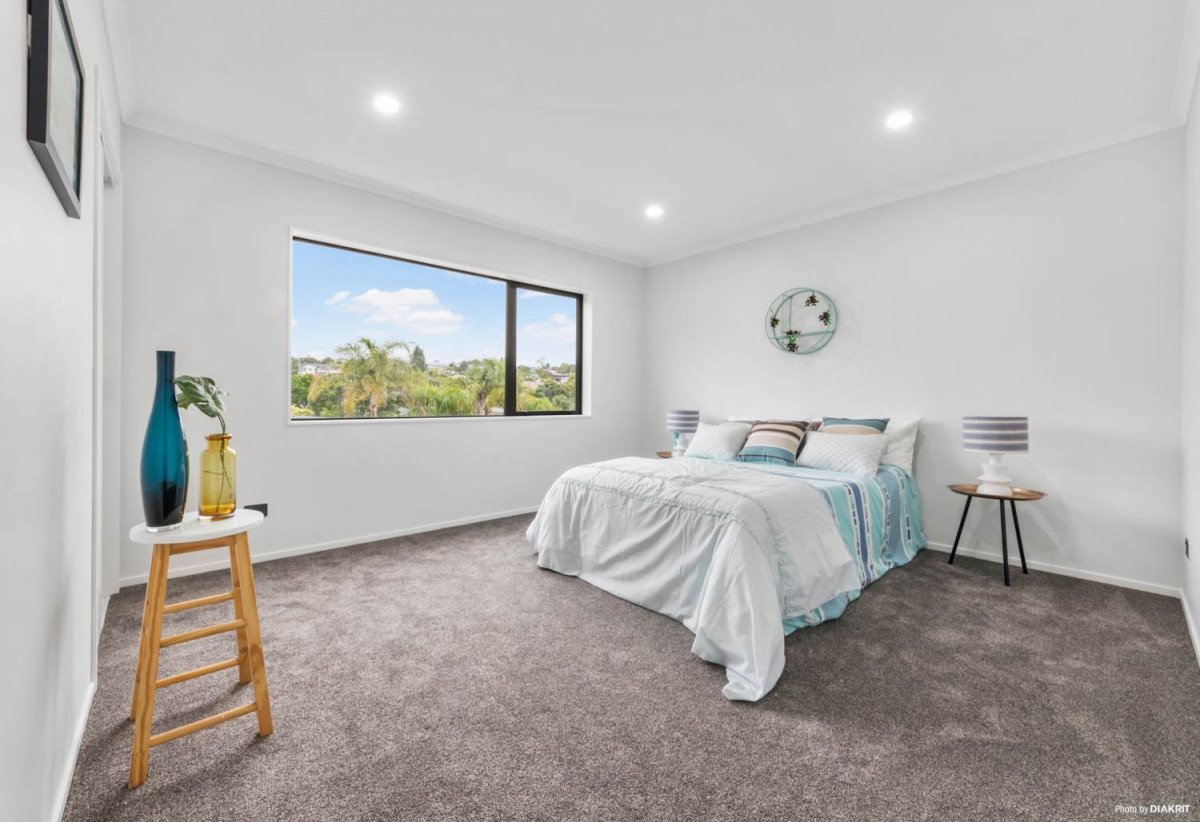 Standalone 4 beds 3 baths home, 1 Study downstairs with bathroom and internal access garage, with walking distance to schools, bus stops, parks and reserves, and in zone for ADHB. 4/50 Tiverton Road, Avondale, Auckland
