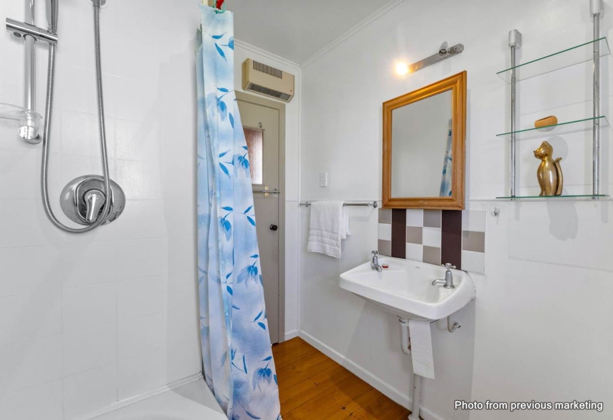 Motivated vendor, 812m2 section, 2 beds 1 bath house, Mixed Housing Urban zoning , Walking distance to Henderson Centre, minutes to motorway on-ramps, 0.7 km to Henderson School, 4 Duncan Avenue, Te Atatu South, Auckland