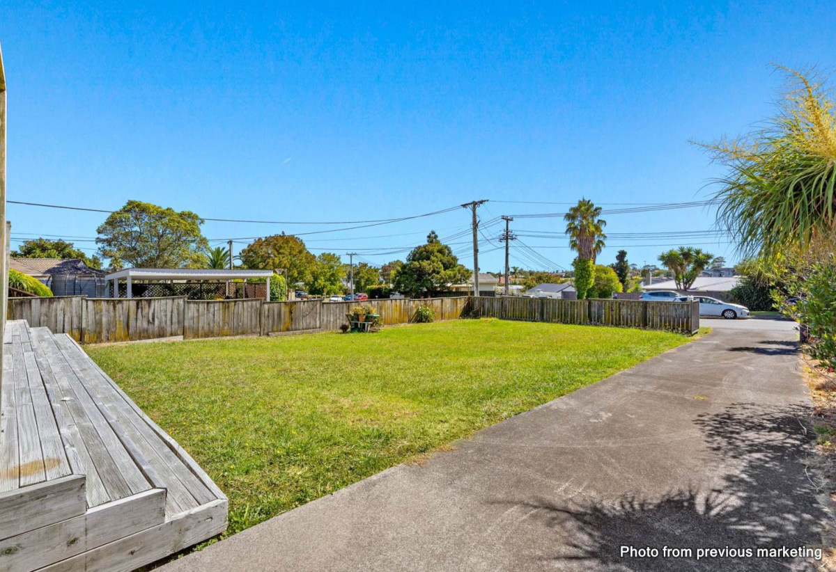 Motivated vendor, 812m2 section, 2 beds 1 bath house, Mixed Housing Urban zoning , Walking distance to Henderson Centre, minutes to motorway on-ramps, 0.7 km to Henderson School, 4 Duncan Avenue, Te Atatu South, Auckland