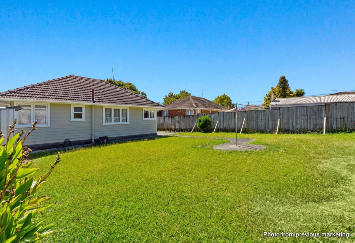 Motivated vendor, 812m2 section, 2 beds 1 bath house, Mixed Housing Urban zoning , Walking distance to Henderson Centre, minutes to motorway on-ramps, 0.7 km to Henderson School, 4 Duncan Avenue, Te Atatu South, Auckland