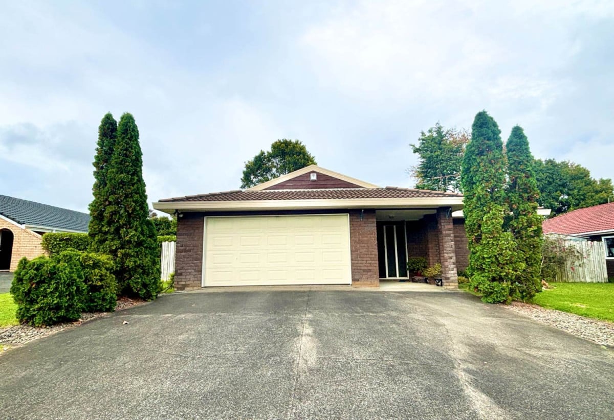 For rent, No smokers., 4 beds 2 baths house with double garage, Available 15th June, 8 West Fairway, Golflands, Auckland