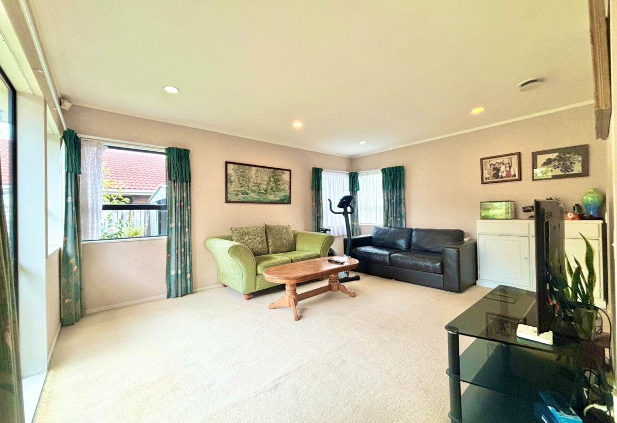 For rent, No smokers., 4 beds 2 baths house with double garage, Available 15th June, 8 West Fairway, Golflands, Auckland