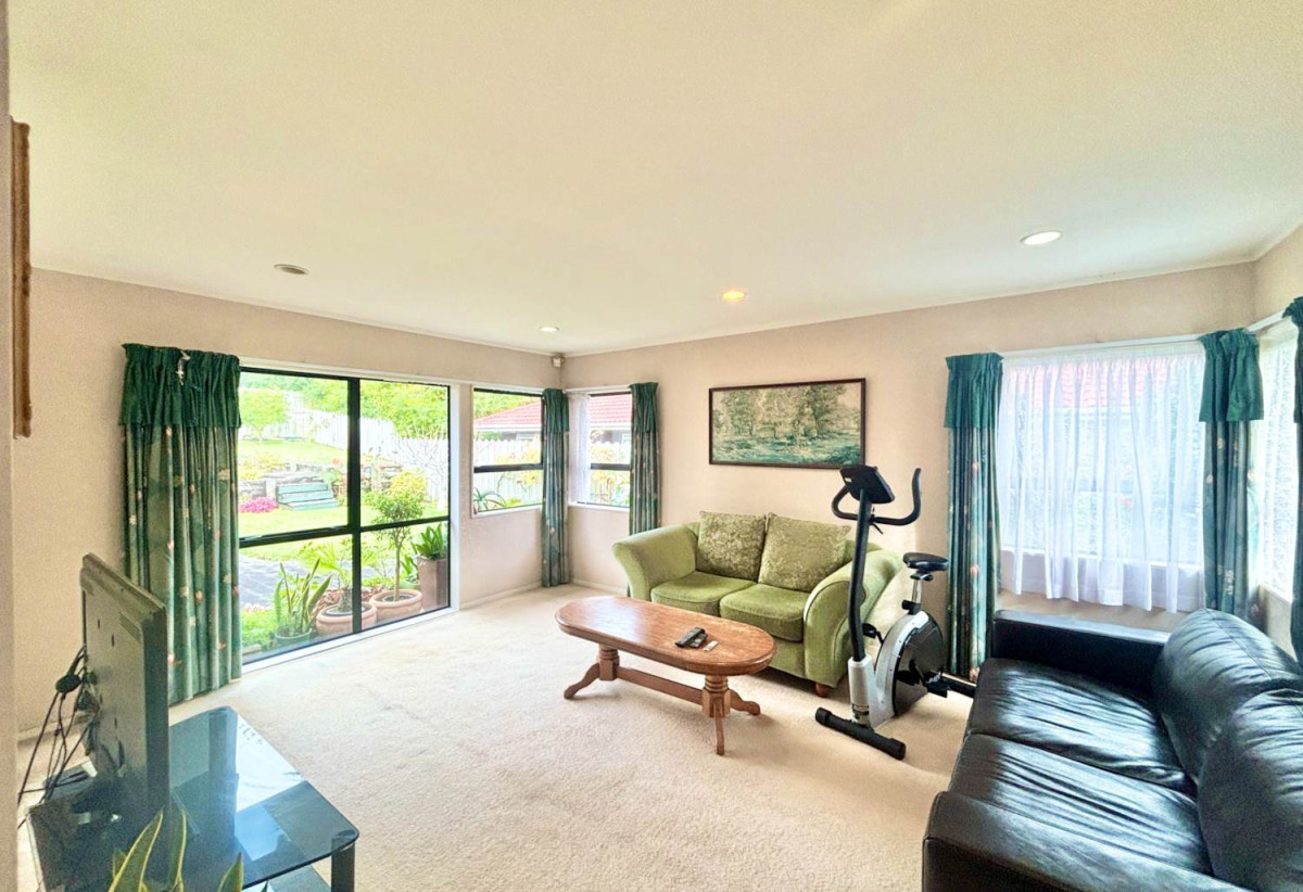 For rent, No smokers., 4 beds 2 baths house with double garage, Available 15th June, 8 West Fairway, Golflands, Auckland