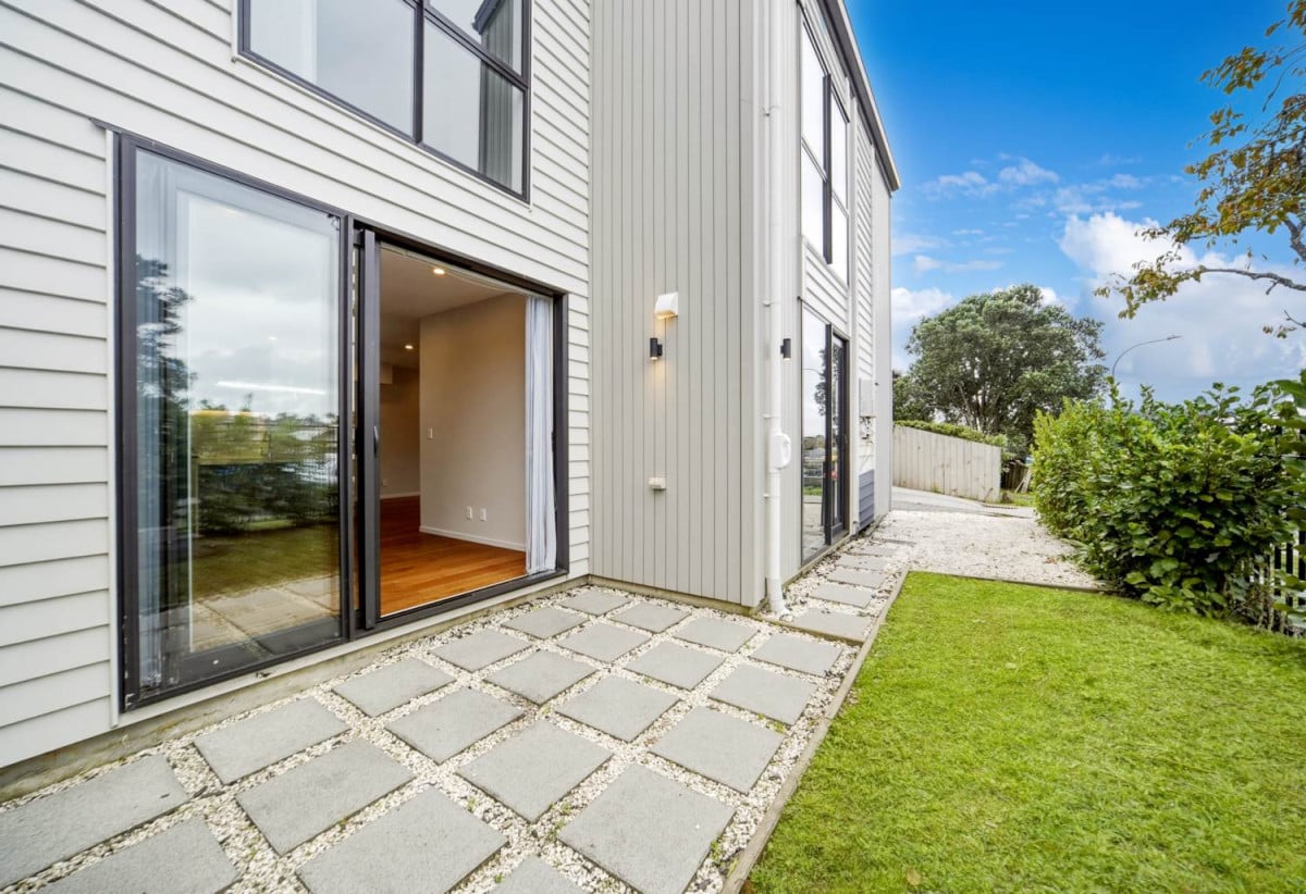 4 beds (1 ensuite) 2.5 baths home with garage, close to schools, reserves, shops, 0.3 km to Green Bay Primary School, 0.4 km to Green Bay High School, 56A La Rosa Street, Green Bay, Auckland