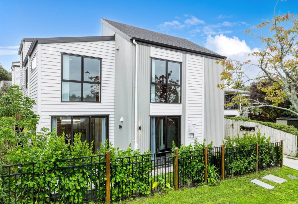 4 beds (1 ensuite) 2.5 baths home with garage, close to schools, reserves, shops, 0.3 km to Green Bay Primary School, 0.4 km to Green Bay High School, 56A La Rosa Street, Green Bay, Auckland