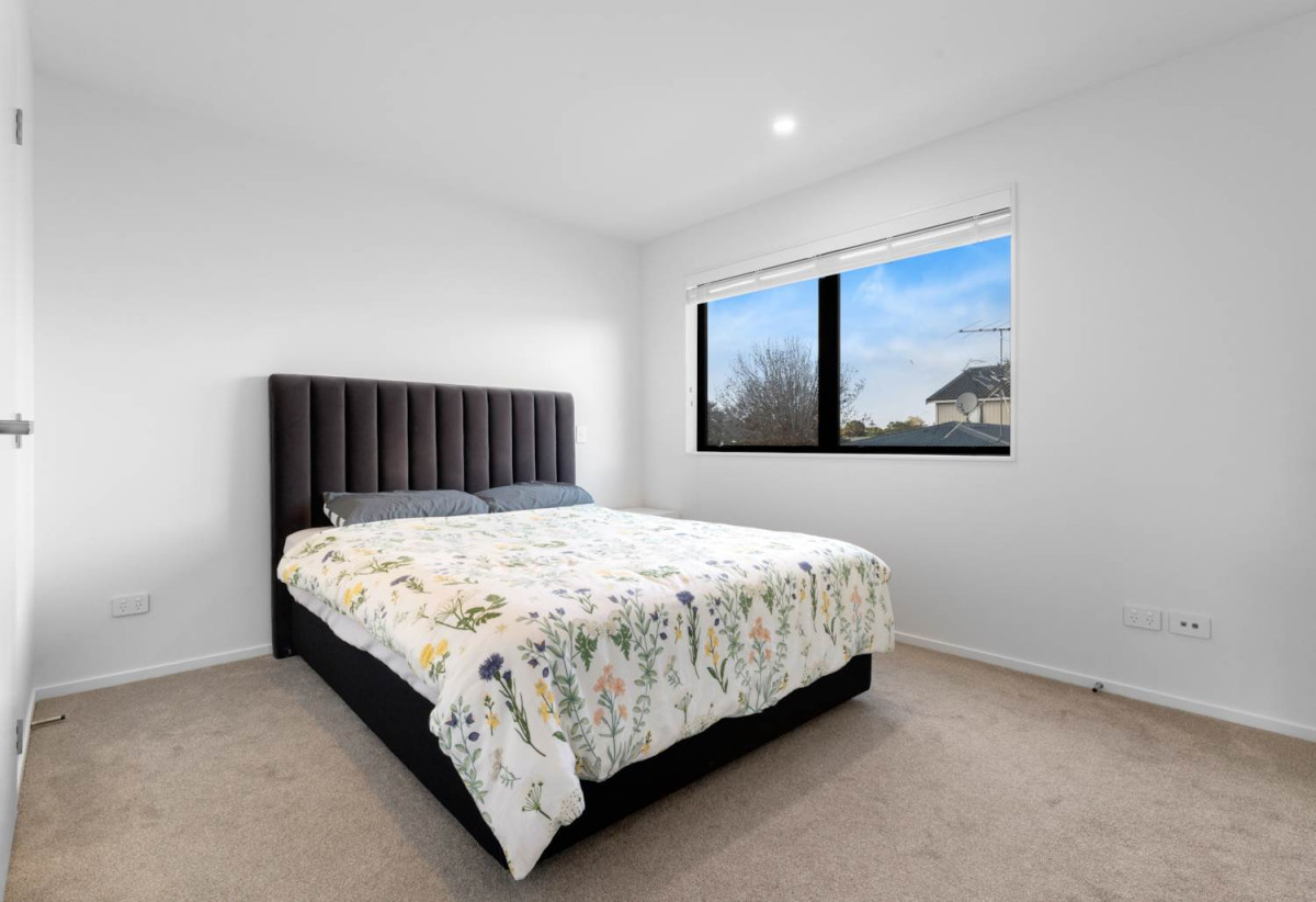 122m2 Freehold 3 beds 2 baths home with garage, Approx. 600m walk to the seaside reserve, Close to Beach Haven amenities and Glenfield Mall, 0.7 km to Birkdale North School, 27c O’Donn Avenue, Beach Haven, Auckland